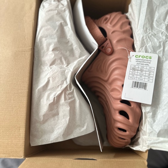 Selling a brand new pair of crocs ordered the wrong size - Picture 4 of 6